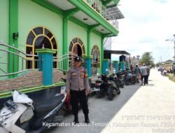 Piket Polsek Kapuas Tengah laksanakan PAM shalat Jum’at di masjid Al Furqon Pujon.