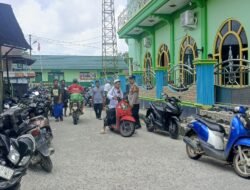 Piket Polsek Kapuas Tengah laksanakan PAM shalat Jum’at di masjid Al Furqon Pujon.