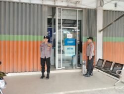 Personil Polsek kapuas tengah laksanakan Patroli Rutin ke bank BRI unit Pujon.