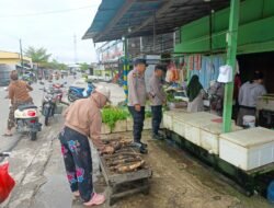 Personil polsek lakukan Patroli ke pasar harian Pujon desa Pujon.