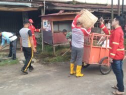 Gerakan Indonesia Asri, Anggota Koramil 06/Selakau Gotong Royong Bersama Warga Bersihkan Pasar