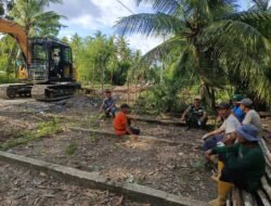 Babinsa Tekarang Dampingi Dan Bantu Warga Bangun Jembatan Aramco di Wilayah Binaan