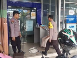 Personil Polsek kapuas tengah laksanakan Patroli Rutin ke bank BRI unit Pujon.