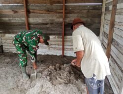 Bantu Ringankan Beban Warga, Babinsa Matang Danau Komsos Bersama Warga Bangun Warung Jualan