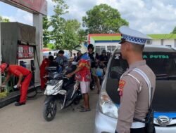 Pastikan Kondusif, Satlantas Polres Murung Raya Amankan Antrian BBM di SPBU Puruk Cahu