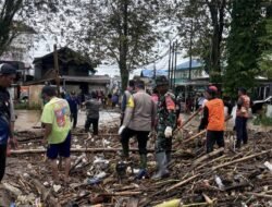 Normalisasi Sungai Barabai, TNI-Polri dan Warga Bersihkan Sampah Banjir