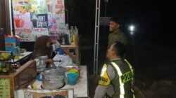 Cegah Gangguan Kamtibmas Malam Hari, Anggota Polsek Kapuas Timur Melaksanakan Patroli Dialogis kepada Warga Masyarakat