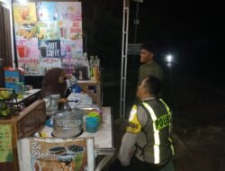 Cegah Gangguan Kamtibmas Malam Hari, Anggota Polsek Kapuas Timur Melaksanakan Patroli Dialogis kepada Warga Masyarakat