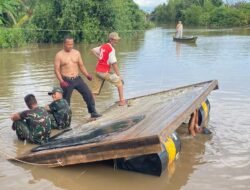 Personel Kodim 1009/Tanah Laut perbaiki Ponton, yang merupakan sarana alternatif untuk distribusi material