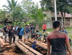 Gotong Royong Bangun Jembatan Darurat, Babinsa Koramil BAS Bersama Warga Tangani Dampak Banjir di Hinas Kiri