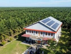 Dorong Energi Bersih di Momentum Kenaikan Yesus Kristus, PTPN Group Pasang PLTS di Gereja Katolik Kalbar