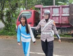 Satlantas Polres Murung Laksanakan Gatur Pagi dan Menyebrangi Pelajar Di Area Sekolah