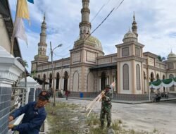 Jelang Idul Adha, Anggota Koramil, Polsek dan Warga Bersinergi Bersihkan Lingkungan Masjid