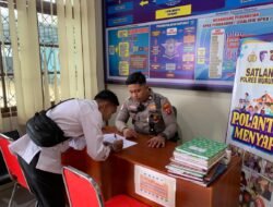 Petugas Edukasi dan Pemohon Lengkapi Administrasi Bayar Pajak Lewat Polantas Menyapa