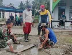 Wujud Pedulian Terhadap Fasilitas Umum Babinsa Tekarang Gotong Royong Bersama Warga, Bangun Jembatan Menuju Surau