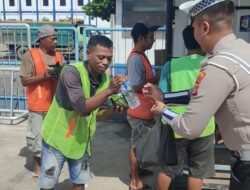 Peringati Hari Buruh, Satlantas Polres Kotim Berikan Edukasi Lalin dan Bagikan Sarapan Gratis di Pelabuhan Pelindo