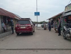 Pastikan Keamanan Jalur Alternatif, Polsek Kapuas Barat Patroli Dermaga Feri Saka Mangkahai