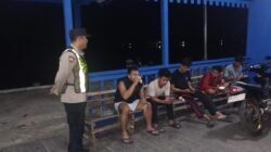 Cegah Gangguan Kamtibmas, Polsek Kapuas Barat Sasar Kerumunan Pemuda di Dermaga Mandomai