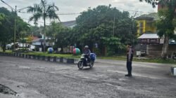 Tingkatkan Kedisiplinan Berkendara, Sat Samapta Polres Sukamara Beri Imbauan Sambil Atur Lalu Lintas