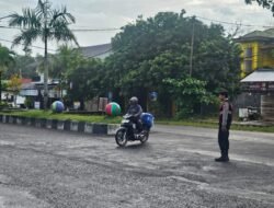 Tingkatkan Kedisiplinan Berkendara, Sat Samapta Polres Sukamara Beri Imbauan Sambil Atur Lalu Lintas