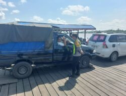 Pastikan Keselamatan Pengguna Jasa Air, Polsek Kapuas Barat Pantau Penyeberangan Feri Saka Mangkahai