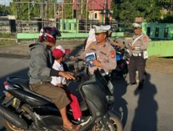 SATLANTAS POLRES SERUYAN BAGIKAN LEAFLET DAN BROSUR KESELAMATAN BERLALU LINTAS DI BUNDARAN II KUALA PEMBUANG