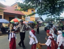 POLRES SERUYAN LAKSANAKAN PENGATURAN LALU LINTAS JAM PULANG SEKOLAH DI SDN 1 KUALA PEMBUANG I