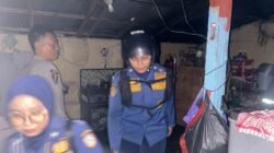 Personil Polsek Ketapang Cek TKP Kebakaran   Bangunan Gudang Rumah Di Jl. Metro TV Perum Setia Garden Sampit.