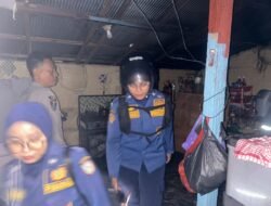 Personil Polsek Ketapang Cek TKP Kebakaran   Bangunan Gudang Rumah Di Jl. Metro TV Perum Setia Garden Sampit.