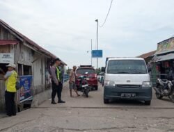 Pastikan Keamanan Alur Sungai, Polsek Kapuas Barat Patroli di Dermaga Feri Saka Mangkahai