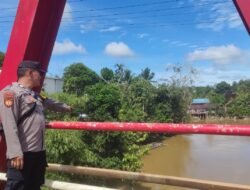 Hadirkan Rasa Tenang bagi Warga Bantaran, Personel Polsek Manuhing Cek Rutin Debit Sungai