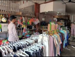 Wujud Negara Hadir, Personel Polsek Manuhing Beri Rasa Aman di Pusat Keramaian Tumbang Talaken