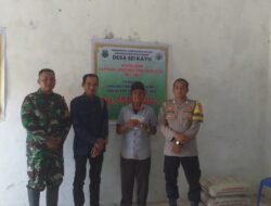 Pastikan Tepat Sasaran, Bhabinkamtibmas Polsek Kapuas Barat Kawal Penyaluran BLT-DD di Desa Sei Kayu