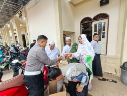 Menyapa Masyarakat ,Satlantas Polres Kotim Hadir  Berbagi Untuk Jama’ah Sholat Dzuhur