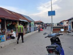 Pastikan Keselamatan Transportasi Air, Polsek Kapuas Barat Pantau Dermaga Feri Desa Sei Pitung