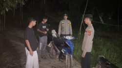 Polsek Awang Berikan Sosialisasi kepada Pengendara R2 Saat Patroli Malam