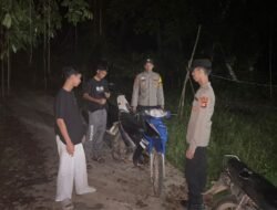 Polsek Awang Berikan Sosialisasi kepada Pengendara R2 Saat Patroli Malam