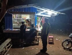 ANGGOTA POLSEK PULAU PETAK LAKSANAKAN PATROLI MALAM, GUNA MEWUJUDKAN KAMTIBMAS KONDUSIF DI WILAYAH KECAMATAN PULAU PETAK