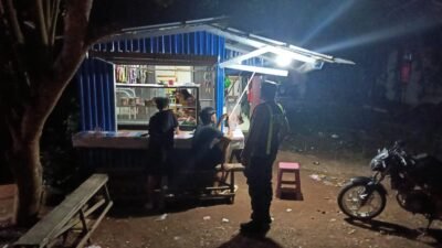 ANGGOTA POLSEK PULAU PETAK LAKSANAKAN PATROLI MALAM, GUNA MEWUJUDKAN KAMTIBMAS KONDUSIF DI WILAYAH KECAMATAN PULAU PETAK