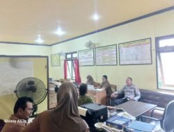 Sambangi Warga Mandomai, Polsek Kapuas Barat Pererat Silaturahmi Lewat Patroli Dialogis