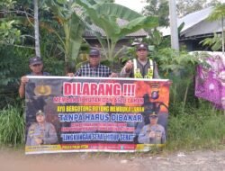 DALAM UPAYA PENCEGAHAN KEBARAN HUTAN DAN LAHAN, PERSONEL POLSEK PULAU PETAK SOSIALISASIKAN SANKSI PIDANA PELAKU KARHUTLA KE MASYARAKAT KECAMATAN PULAU PETAK