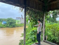 Patroli Dialogis di Pinggiran Sungai, Polsek Kahulut Ajak Warga Waspada Perubahan Level Air