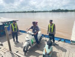 PASTIKAN KAMTIBMAS KONDUSIF, PERSONEL POLSEK PULAU PETAK LAKSANAKAN PATROLI DIALOGIS DERMAGA PELABUHAN PENYEBERANGAN DESA SEI TATAS HILIR