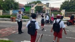 Sat Lantas Polres Sukamara Hadir Lebih Awal di Zona Sekolah, Bantu Seberangkan Siswa Secara Humanis