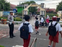 Sat Lantas Polres Sukamara Hadir Lebih Awal di Zona Sekolah, Bantu Seberangkan Siswa Secara Humanis