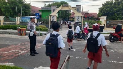 Sat Lantas Polres Sukamara Hadir Lebih Awal di Zona Sekolah, Bantu Seberangkan Siswa Secara Humanis