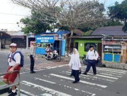 Ciptakan Kamseltibcarlantas di Jalur Pendidikan, Sat Lantas Polres Sukamara Gatur Pagi Depan Sekolah