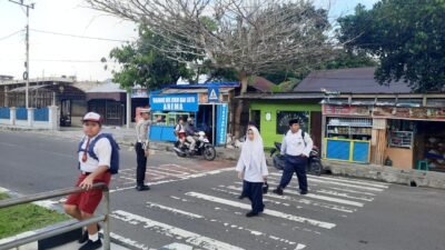 Ciptakan Kamseltibcarlantas di Jalur Pendidikan, Sat Lantas Polres Sukamara Gatur Pagi Depan Sekolah