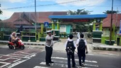 Berikan Rasa Aman Bagi Orang Tua, Sat Lantas Polres Sukamara Gencarkan Pengaturan dan Seberangkan Siswa