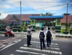 Berikan Rasa Aman Bagi Orang Tua, Sat Lantas Polres Sukamara Gencarkan Pengaturan dan Seberangkan Siswa
